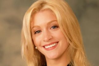 „Dejna“ z Kroku za krokem: krásná Staci Keanan má kořeny v Rusku, je právnička a oslavila padesátku - Médium.cz